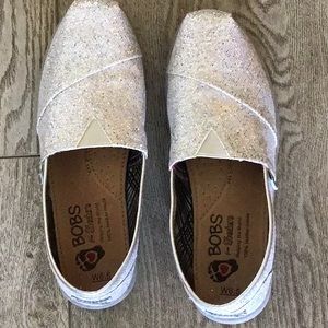 Bob’s for Skechers silver glitter slip-on shoes. EUC SZ 6.5W. Barely worn.
